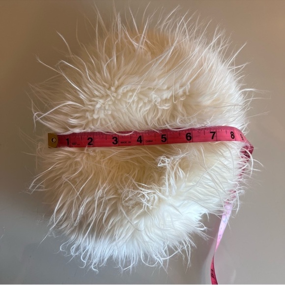 LE CHATEAU | White faux fur fuzzy elegant fall winter warm hat - Picture 5 of 10